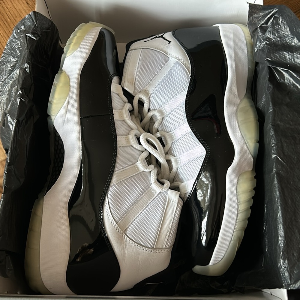 Air Jordan 11 retro white/black- Concord size 13.
